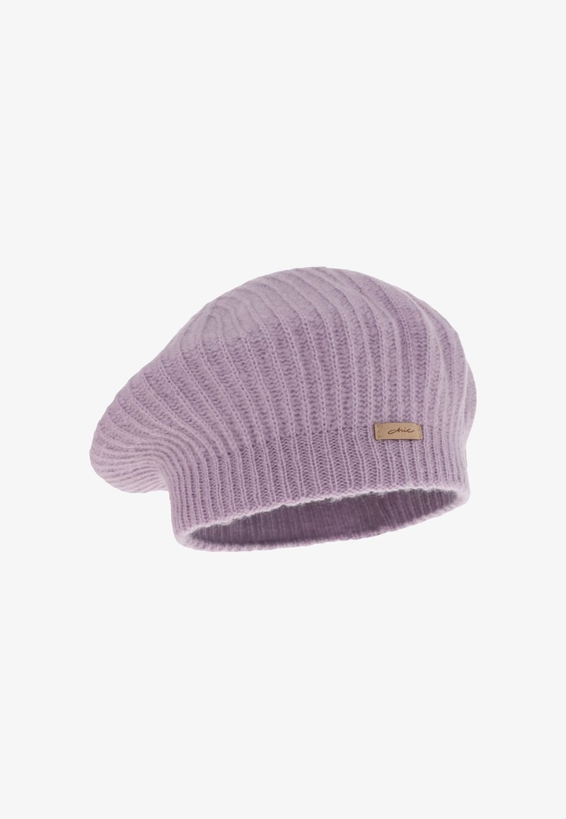 Berretto lavorato a maglia in lavanda chiaro, con una texture a coste e un piccolo tag in pelle marchiato. Realizzato in morbido pile o materiale simile, forma arrotondata.