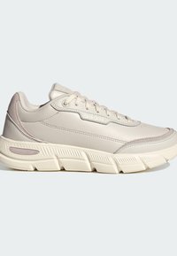 Baskets Adidas beige clair à lacets, semelle Cloudfoam Flex rembourrée et marquage discret sur le côté et le talon.