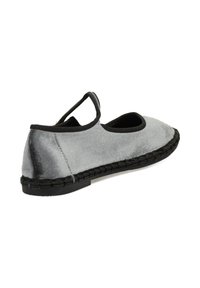 Zapato de tela suave gris con punta redonda, acentos en negro y una correa trasera. Presenta una suela trenzada para tracción y una textura suave.