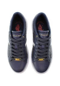 Marinblå sneakers med texturerad syntetisk ovandel, snörningsdesign, vit gummisula, gyllene loggoprints på tungan och sidan.