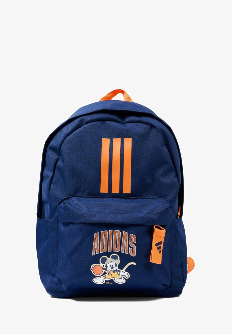 Sac à dos Adidas bleu marine avec des accents orange, trois bandes, et un motif de Mickey Mouse jouant au basket-ball sur la poche avant.