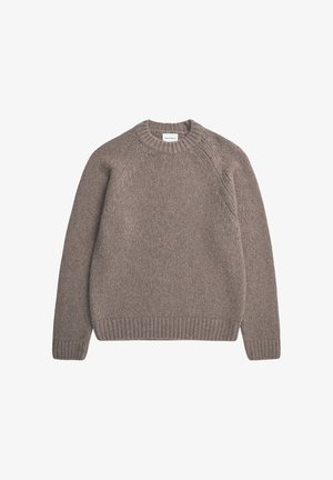 Jersey marrón de punto con cuello redondo, mangas ranglán largas y puños y bajo acanalados, colocado plano sobre un fondo blanco.