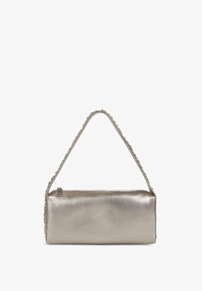 Borsa a mano argentata metallica con forma rettangolare, superficie liscia e una tracolla decorativa di perline. Presenta una chiusura con zip.