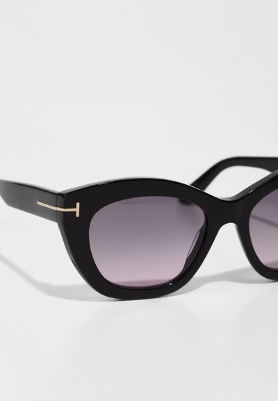 Zwarte cat-eye zonnebril met een verloop van paarse glazen en een glanzende afwerking. Voorzien van een gouden accent op de poot. Duurzaam kunststof frame.