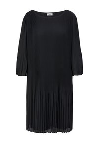Svart plisserad klänning med rund halsringning och trekvartslånga ärmar. Märkbar textur med vertikala veck, flödande siluett och knälång fåll.