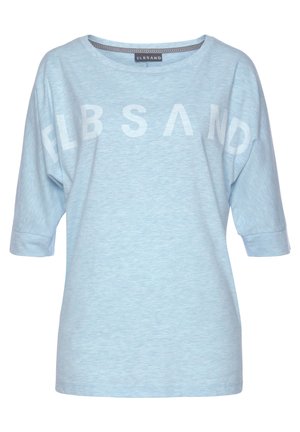 Lichtblauw shirt met korte mouwen, brede halslijn en witte letters "ELBSAND" op de borst.