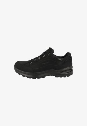 Zapato de senderismo negro de corte bajo con cierre de cordones en la parte delantera, suela resistente, cuello acolchado y etiqueta Gore-Tex en el lateral para protección impermeable.