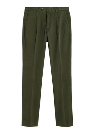 Pantalones entallados verde oliva con pliegues delanteros, bolsillos laterales, trabillas para cinturón y cierre de botón en la cintura.