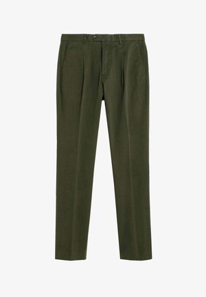Pantalones entallados verde oliva con pliegues delanteros, bolsillos laterales, trabillas para cinturón y cierre de botón en la cintura.