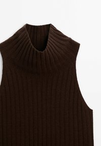 Pull sans manches en maille côtelée marron foncé avec un col montant roulé, présenté sur un fond blanc.