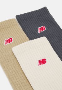 New Balance ESSENTIALS CUSHIONED CREW SOCKS PATCH LOGO 3 PACK - Čarape - beige/sand/anthracite