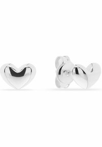 Sølv hjerteformede studs med en skinnende overflade, der har en glat tekstur og polerede detaljer, præsenteret i et par.
