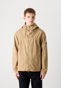 Lekka, khaki kurtka z kapturem, zamek błyskawiczny z przodu, elastyczne mankiety i dopasowany dół; gładka tekstura, minimalistyczny design, brak widocznych wzorów.