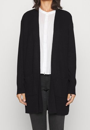 Gilet noir en tricot avec une ouverture sur le devant, des manches longues et deux poches avant ; texture côtelée, avec une coupe décontractée.