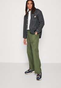 Obey Clothing BIG TIMER UTILITY PANT - Pantalon classique - khaki
