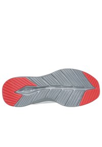 Sole della scarpa atletica Skechers con una base grigia e un accento rosso. Il motivo della suola testurizzata offre aderenza; il materiale sembra in gomma e flessibile.