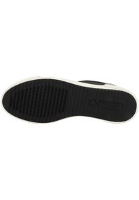 Suola di scarpa in gomma nera con bordatura bianca, dotata di un motivo a battistrada testurizzato per migliorare la presa e un'impronta del logo. Texture liscia con forma complessivamente curva.