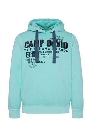 Sudadera verde menta de tela suave, con un bolsillo frontal tipo canguro, cordones y texto impreso en azul marino.