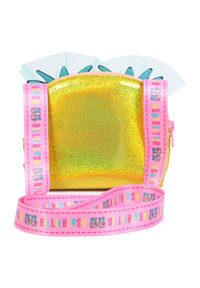 Zlatá trblietavá taška s tyrkysovými akcentmi, ružovým popruhom s nápisom "BILLIEBLUSH" a grafikou ananásu, a dizajnom s volánmi na vrchu.