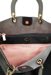 Zwarte leren handtas met textuur en gouden hardware, met een roze voering en grijze interieuraccenten. Inclusief ritsluiting en drukknoop.