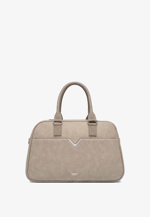 Beige Handtasche aus weichem Kunstwildleder mit silbernen Metallakzenten. Rechteckige Form mit zwei robusten Griffen und einem dezenten Logo.