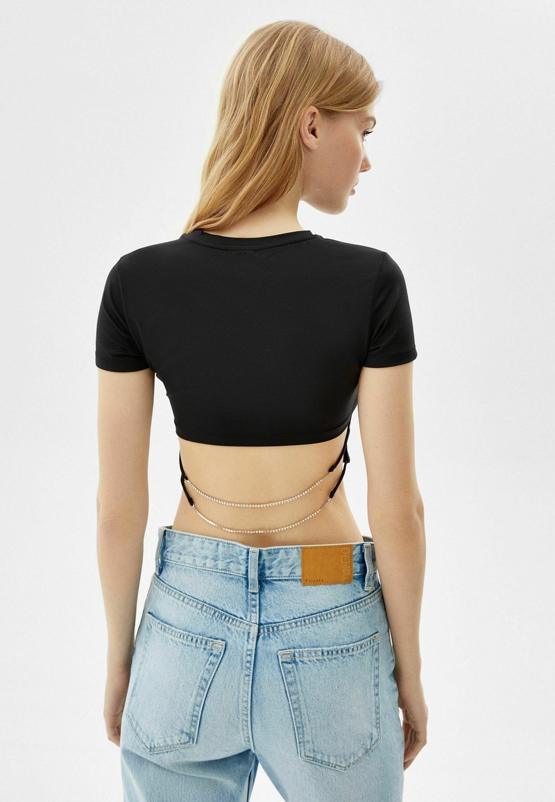 Damen T-Shirts | Bershka WITH BACK RHINESTONE DETAIL T-Shirt print black/schwarz - YI02052 Damen T-Shirts | Bershka WITH BACK RHINESTONE DETAIL T-Shirt print black/schwarz - YI02052