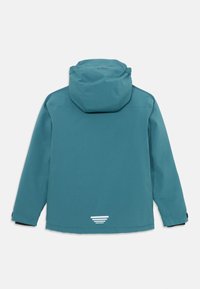 Teal hooded jack met lange mouwen, verstelbare manchetten en een klein reflecterend logo nabij de onderrug, weergegeven vanuit de achterkant.