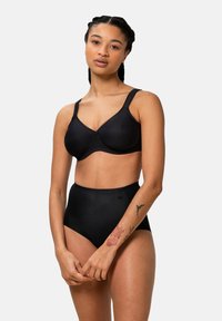 Černá podprsenka a spodní prádlo s vysokým pasem vyrobené z hladké tkaniny. Podprsenka má široká ramínka a žebrovanou strukturu; spodní prádlo má jednoduchý design.