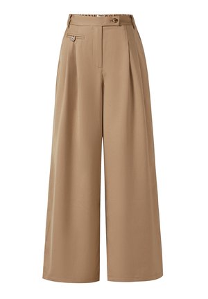 Pantalon large taille haute beige avec plis à l'avant, poche latérale à bouton, passants pour ceinture et fermeture à bouton à la taille.