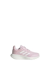 Scarpa sportiva leggera rosa con parte superiore in rete, strisce bianche Adidas, collo imbottito e suola spessa bianca. Presenta lacci e dettagli testurizzati.