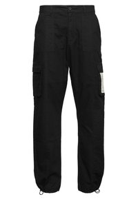 Svarta cargo-byxor med sidofickor, knäppning och dragsko i nederkant. Tillverkade av bomull, med en texturerad yta och minimala detaljer.