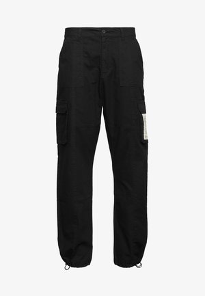 Schwarze Cargo-Hosen mit seitlichen Taschen, einem Knopfverschluss und einem Kordelzug am Saum. Aus Baumwolle gefertigt, mit einem strukturierten Stoff und minimalen_details.
