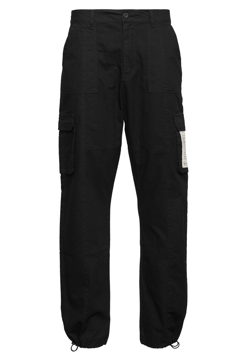 Svarta cargo-byxor med sidofickor, knäppning och dragsko i nederkant. Tillverkade av bomull, med en texturerad yta och minimala detaljer.