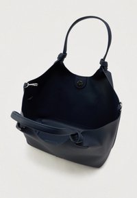 Μαρίνα μπλε δερμάτινη τσάντα χειρός με διπλές λαβές, ανοιχτό πάνω μέρος, κούμπωμα με κλιπ και ορατή εσωτερική τσέπη σε ανοιχτό φόντο.