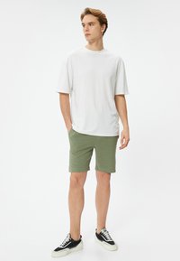 Koton BERMUDA zielony