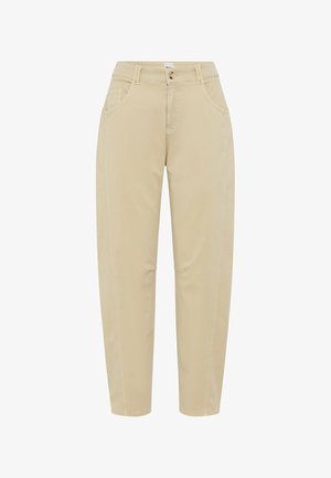 Beige gerade geschnittene Hose mit vorderen Taschen, Gürtelschlaufen, Reißverschluss und Knopfverschluss, vor weißem Hintergrund dargestellt.