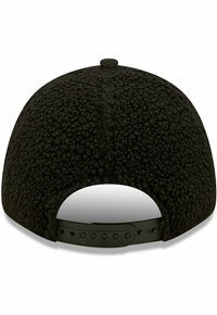 Schwarze Mütze aus strukturiertem Fleece-Material mit gebogenem Schirm und verstellbarem Kunststoff-Druckverschluss auf der Rückseite.