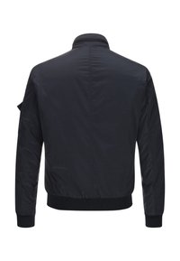 Schwarze Bomberjacke aus glattem Material, mit gerippten Bündchen und Saum, mit Reißverschluss-Seitentaschen und ohne Kragen.