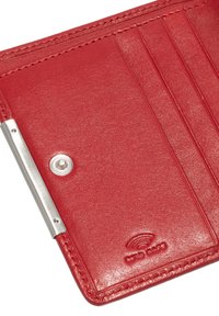 Cartera de cuero rojo con múltiples compartimentos para tarjetas, acento metálico y logotipo de protección RFID en relieve. Textura suave con costuras limpias.