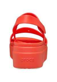 Oranje Crocs sandalen met meerdere horizontale banden en een chunky platformzool. Voorzien van een gestructureerde voetbed en het merklogo op de hiel.