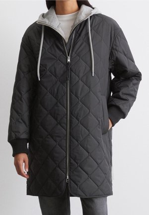 Czarny pikowany płaszcz z szarą kapturem, zamkiem z przodu, ściągaczami na rękawach i bocznymi kieszeniami; zaprojektowany z luźnym krojem dla ciepła i komfortu.