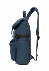 Niebieski plecak z wyściełanymi paskami, przednią kieszenią, kieszenią boczną oraz czarnym regulowanym paskiem na jednolitym białym tle.