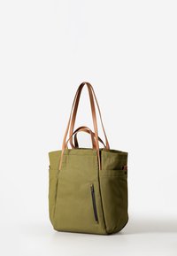 Borsa a tracolla verde oliva con manici in pelle marrone, dotata di una tasca laterale con zip e due tasche esterne. Realizzata in tessuto resistente.