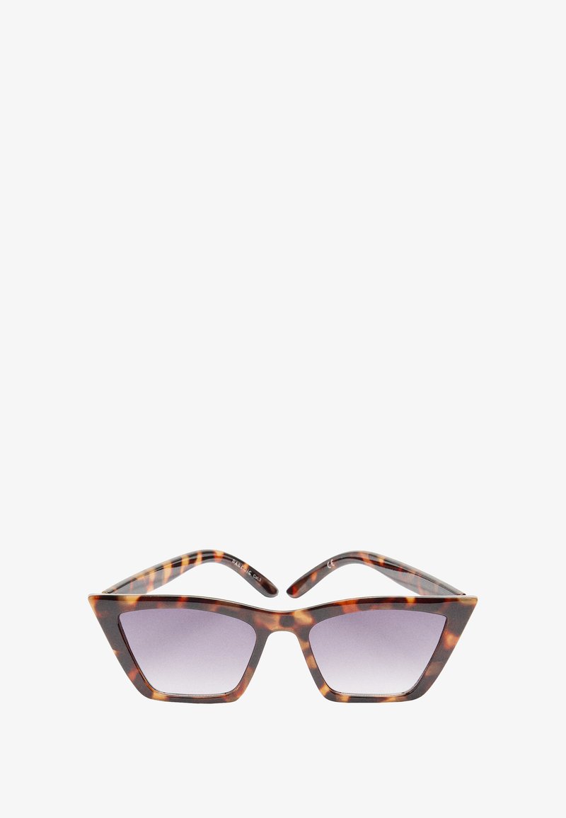 Okulary przeciwsłoneczne typu cat-eye w brązowym wzorze żółwia, z kanciastymi oprawkami, gradientowymi szarymi szkłami i wygiętymi zausznikami.