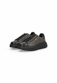 Baskets noires avec un motif brun texturé, bout rond, col rembourré et épaisse semelle noire, dotées de lacets noirs et d'œillets en métal.