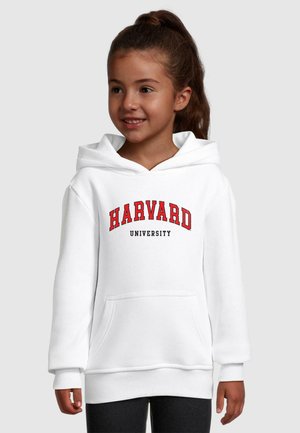 Biely mikina s predným vreckom, na ktorej je výrazný červený nápis "HARVARD UNIVERSITY". Mäkká tkanina, s klasickým dizajnom kapucne.