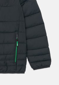 Schwarze gepolsterte Jacke mit horizontalem Steppdesign, ausgestattet mit einer Reißverschlusstasche mit grünen Akzenten und einer glatten, leicht glänzenden Textur.