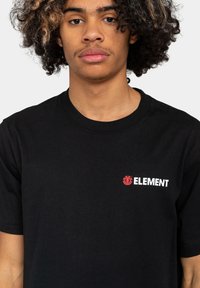 Element BLAZIN czarny