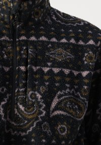 Fleece-Pullover mit hohem Kragen, ausgestattet mit einem Paisleymuster in Dunkelgrau, Pink und Goldtönen. Mit einem Viertelreißverschluss auf der Vorderseite und weichem Material.