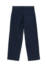 Tmavomodré nohavice s širokými nohavicami a hladkým povrchom, s dvoma zadnými vreckami a jednoduchým dizajnom pásu. Bez vzorov a ozdôb.
